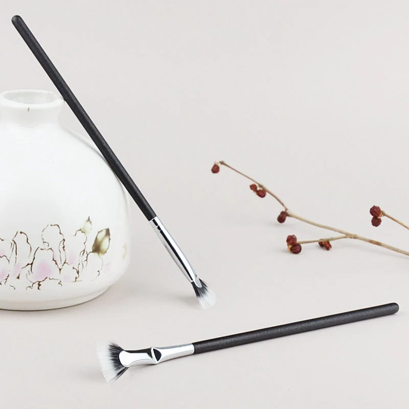 Angled Fan-shaped Eyelash Brush - Image 4
