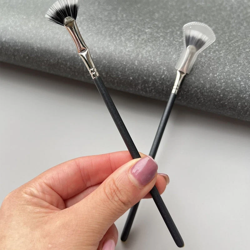 Angled Fan-shaped Eyelash Brush - Image 6