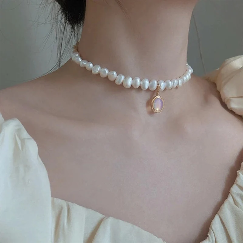 Vintage Gentle Pearl Necklace - Image 3