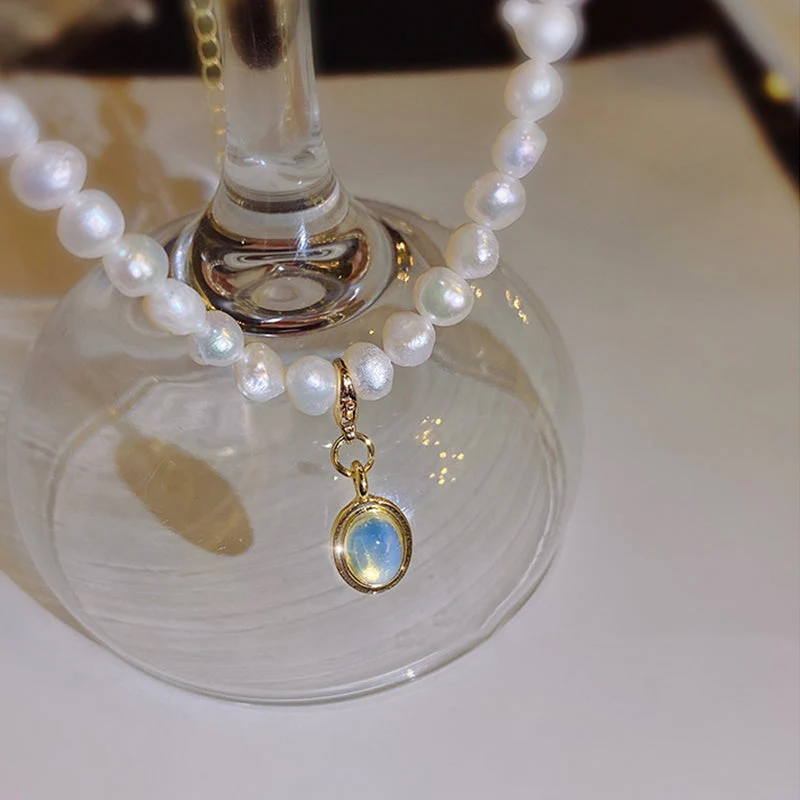 Vintage Gentle Pearl Necklace - Image 5