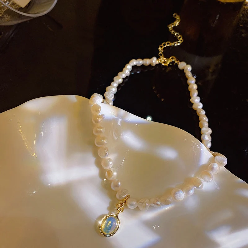Vintage Gentle Pearl Necklace - Image 6