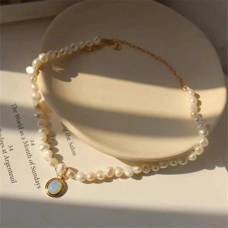 Vintage Gentle Pearl Necklace - Image 8